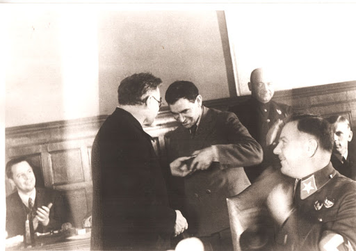 Петровский-вручает-орден-Ленина-Хатаєвичу,-1935-г.